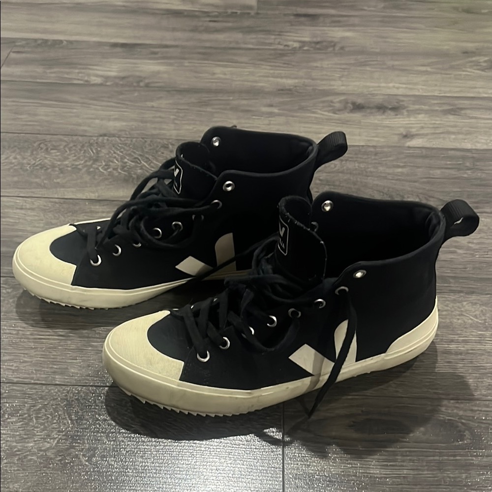 Veja nova Black and White High-Top Sneakers